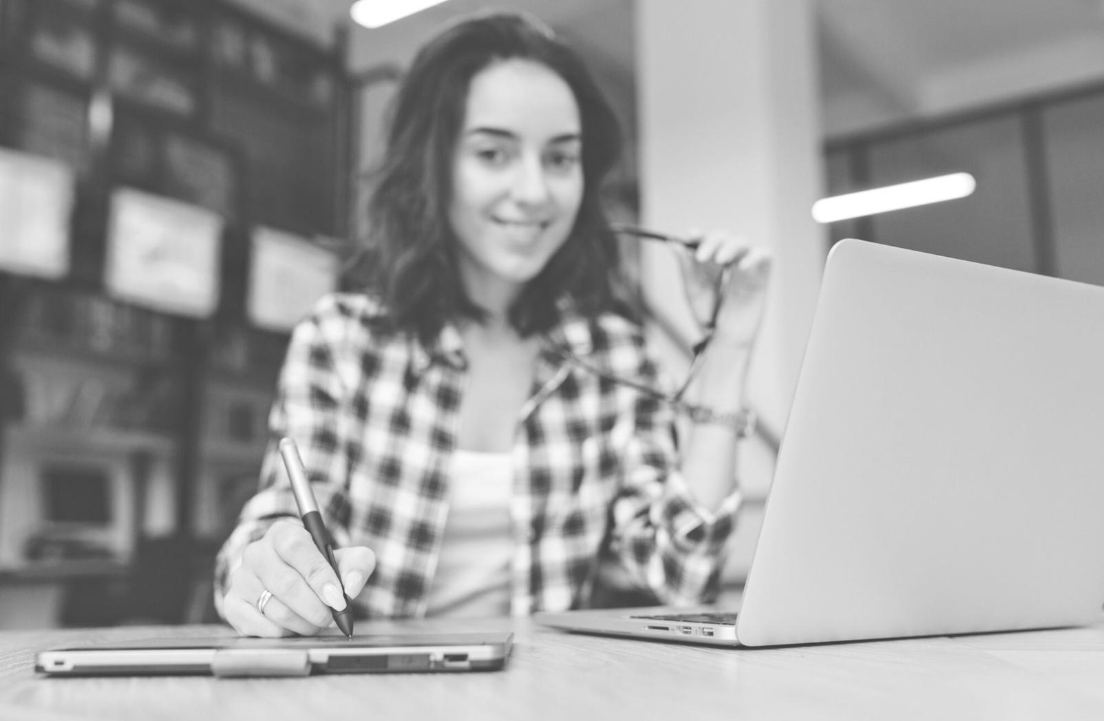 Personas trabajando colaborativamente en planificación financiera